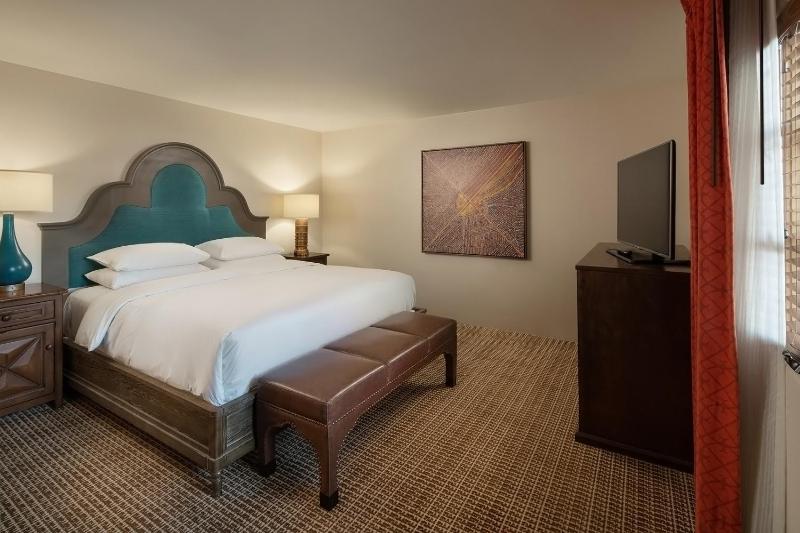 Junior King Suite image 3
