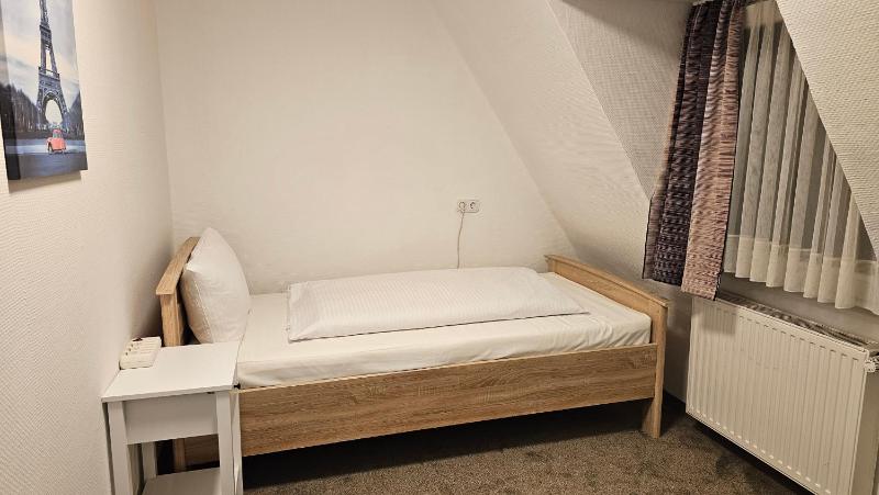 Single Room with Bathroom image 3