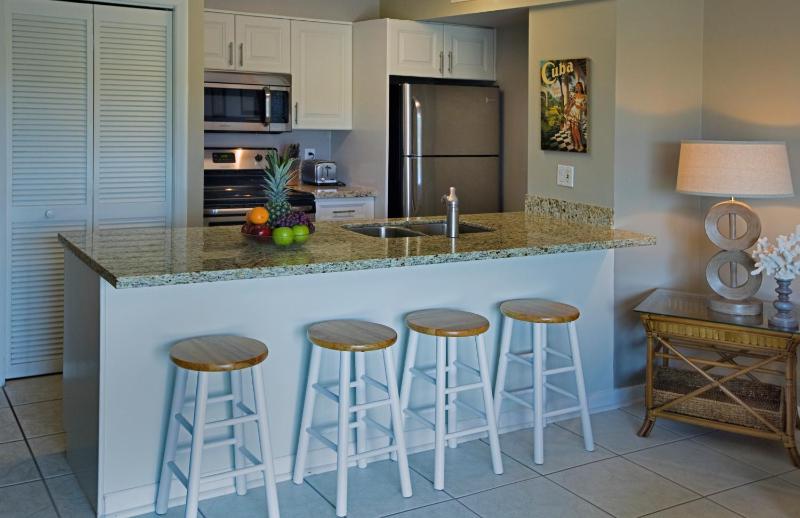 Standard One-Bedroom Suite with Ocean View image 2
