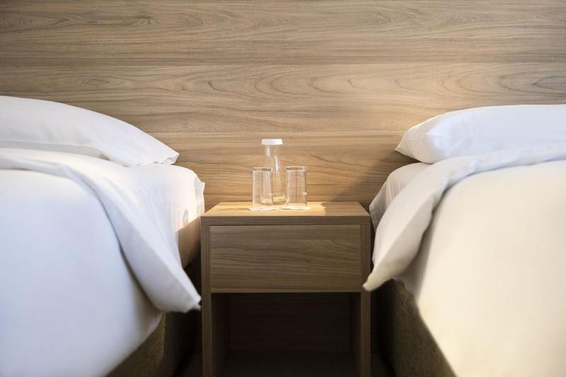 Economy Twin Room image 4