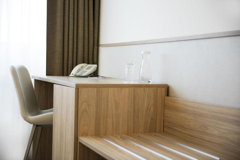 Economy Twin Room image 3