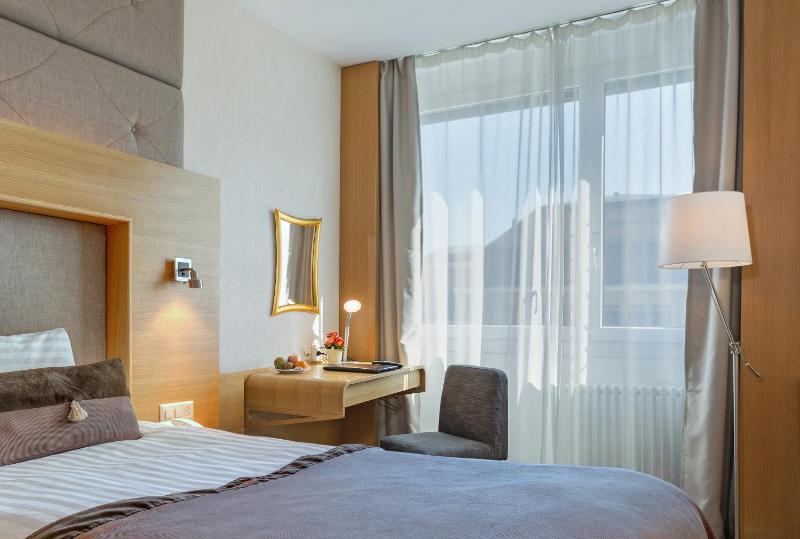 Economy Twin Room image 2