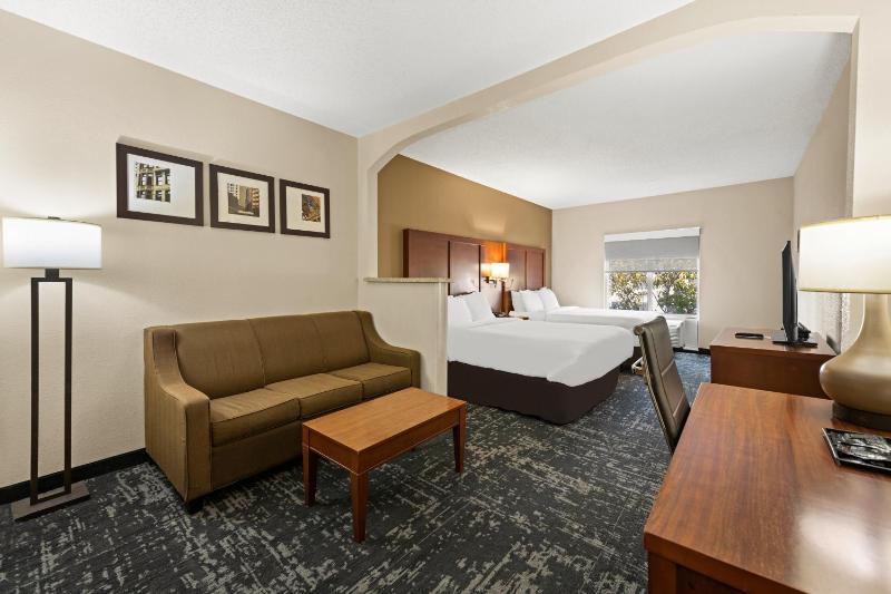 Queen Suite with Two Queen Beds - Non Smoking image 3