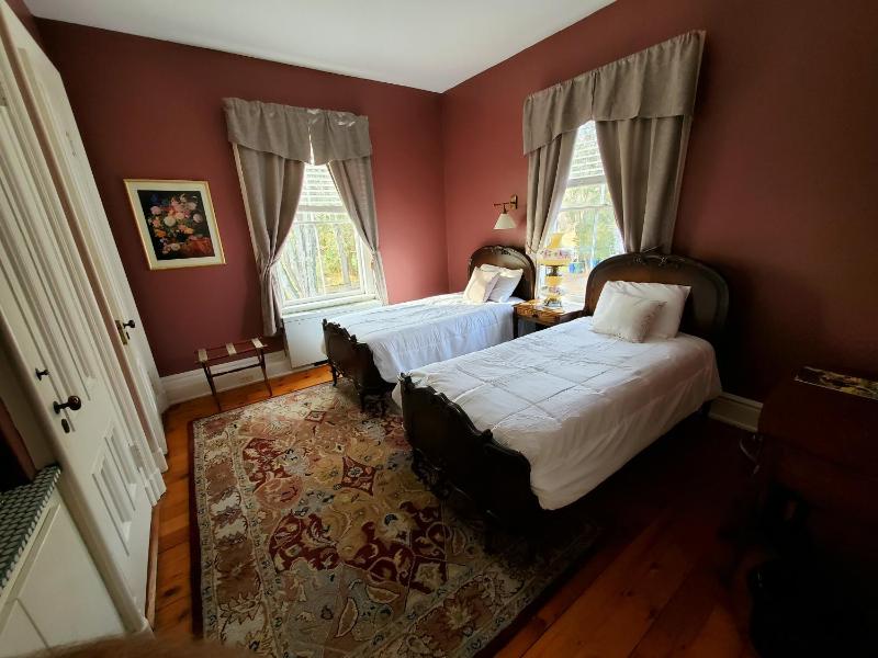 Twin Room with Garden View image 3