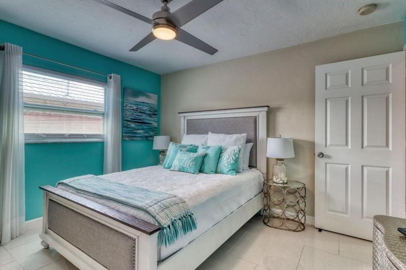 Aqua Blue | Close to Beach | Heated Pool | Hammock & Firepit - image 19