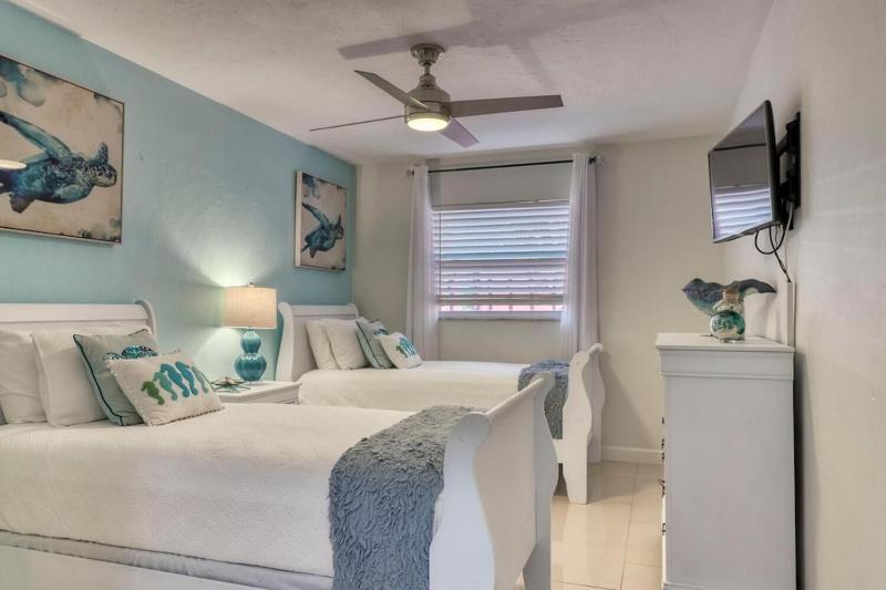 Aqua Blue | Close to Beach | Heated Pool | Hammock & Firepit - image 3