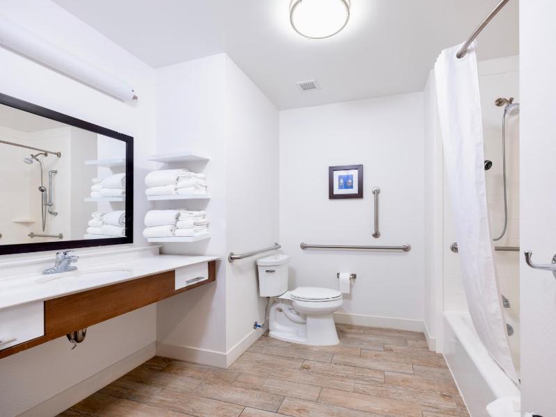 Queen Room - Disability Access image 3