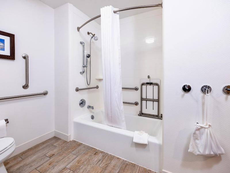 Queen Room - Disability Access image 2