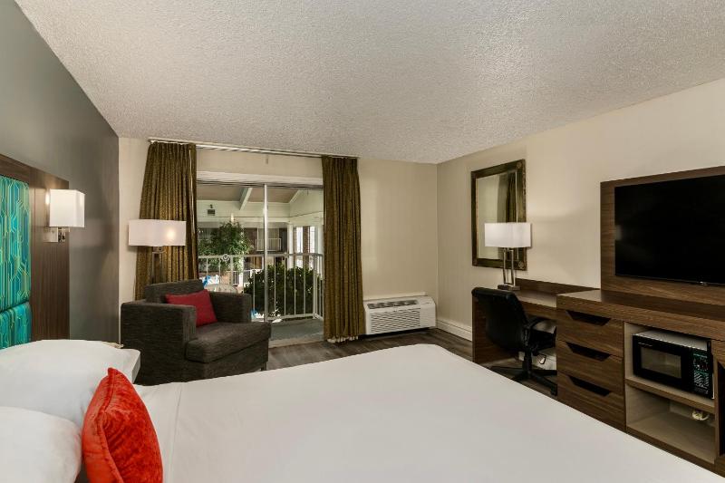 Standard King Room image 4