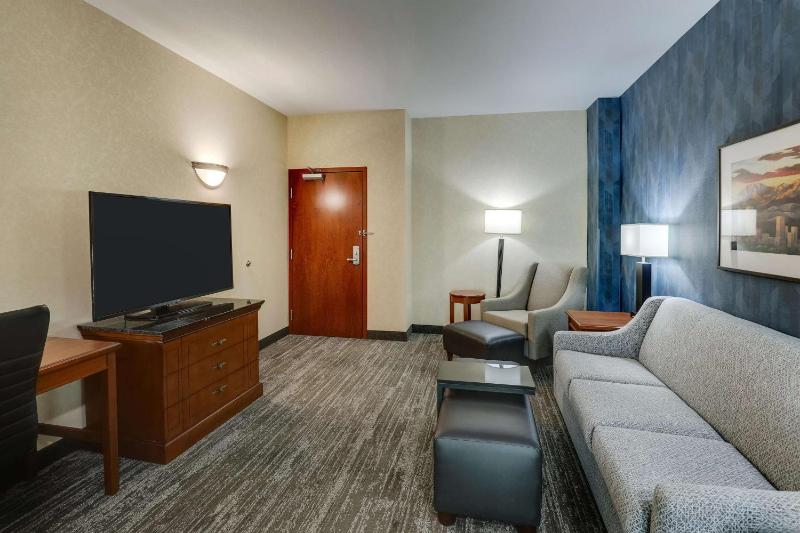 Queen Suite with Two Queen Beds and Sofa Bed image 4