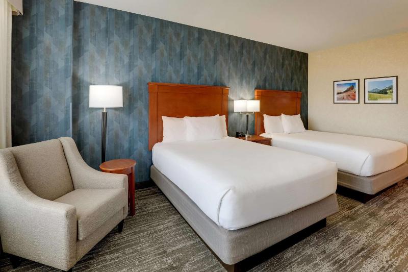 Deluxe Queen Room with Two Queen Beds image 4