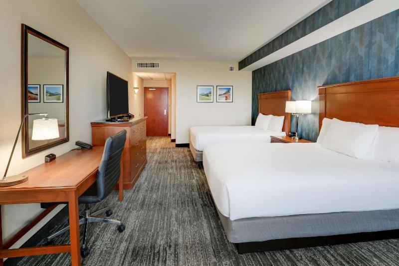 Superior Queen Room with Two Queen Beds image 3