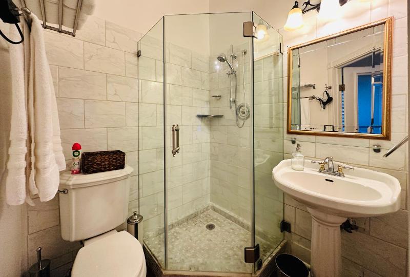 Deluxe King Room image 4