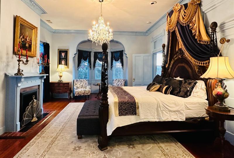 King Suite with Balcony image 2