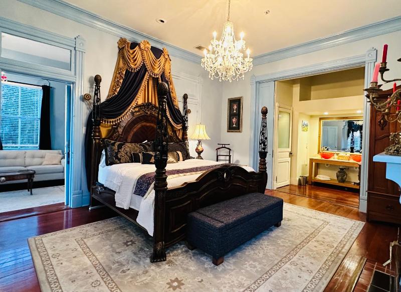 King Suite with Balcony image 3