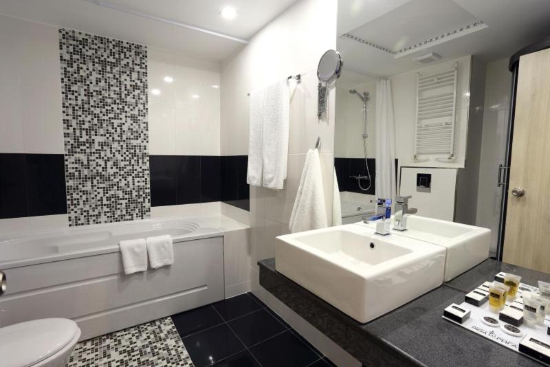 Executive Double Room with River View and Free Parking image 2