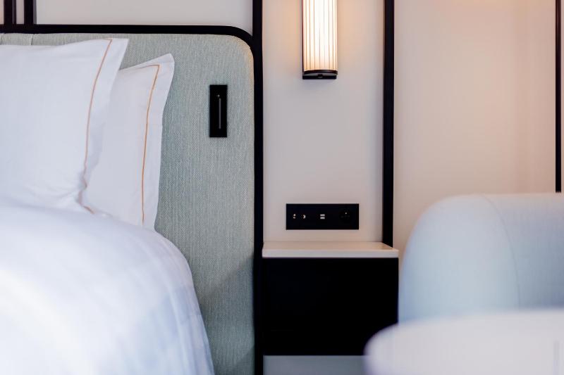 Deluxe Room with City View image 3