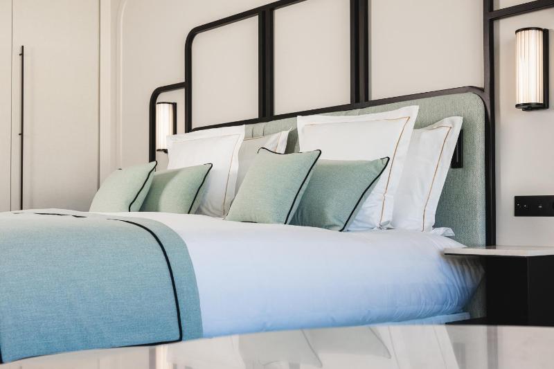 Deluxe Room with City View image 4