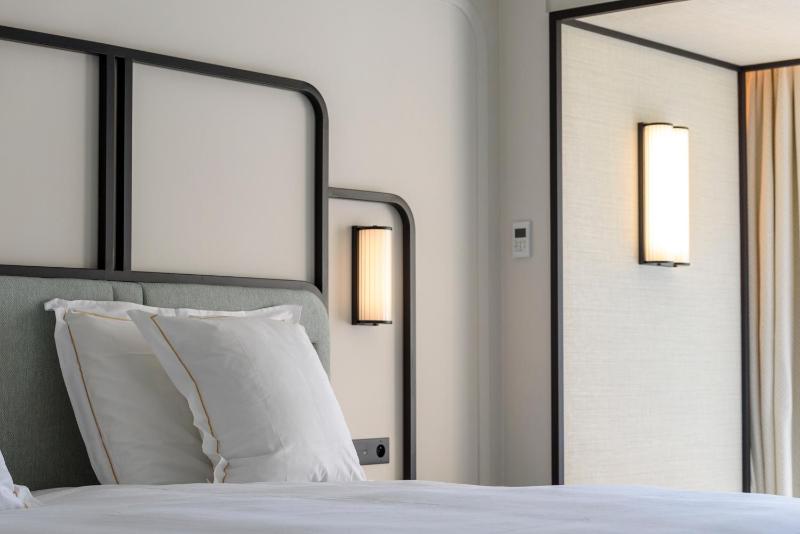 Deluxe Room with City View image 2