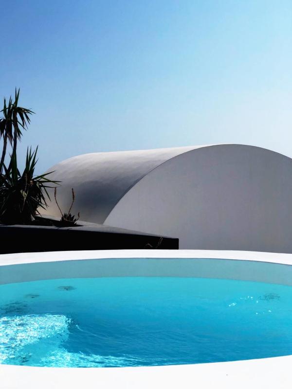 One-Bedroom Suite with Outdoor Hot Tub and Sea View image 1