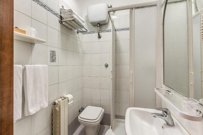 Small Double Room image 4