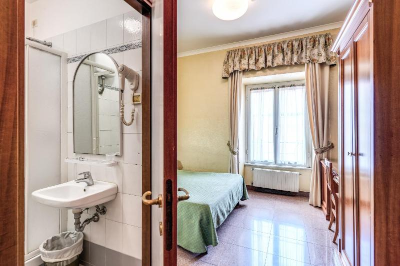 Small Double Room image 3