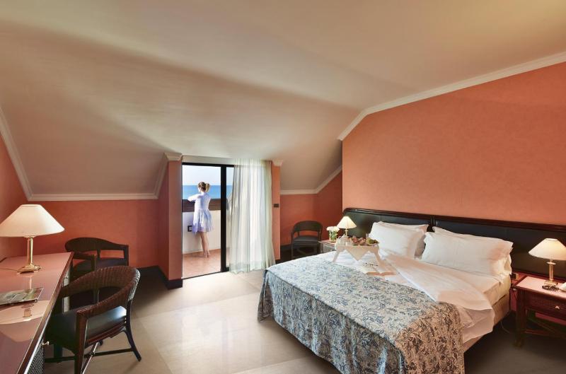 Double Room with Balcony and Sea View image 1
