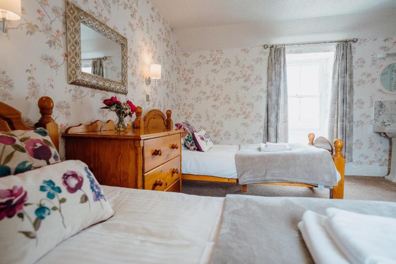 Six-Bedroom House image 3