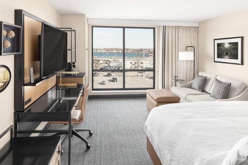King Room with Sofa Bed and Harbor View image 3
