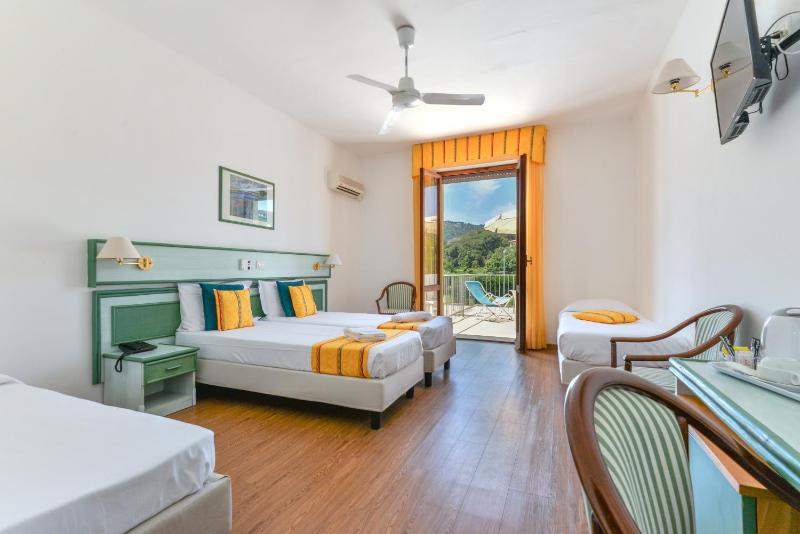 Classic Quadruple Room image 1