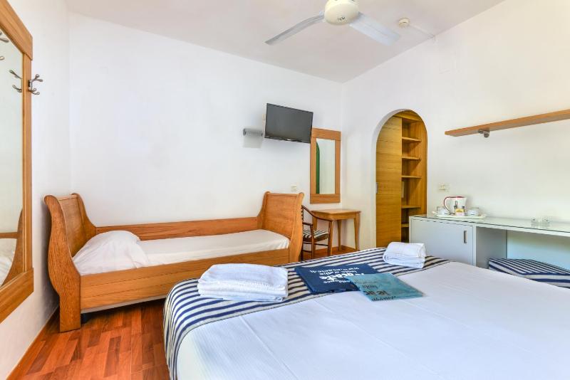 Basic Triple Room image 1