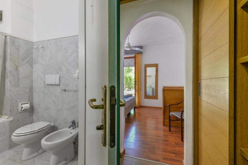 Basic Double or Twin Room image 3