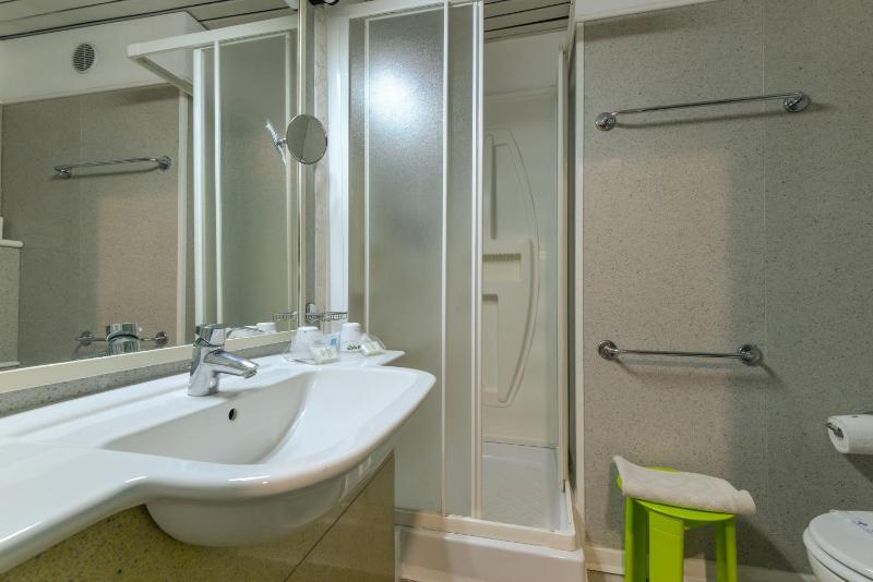 Basic Double or Twin Room image 2