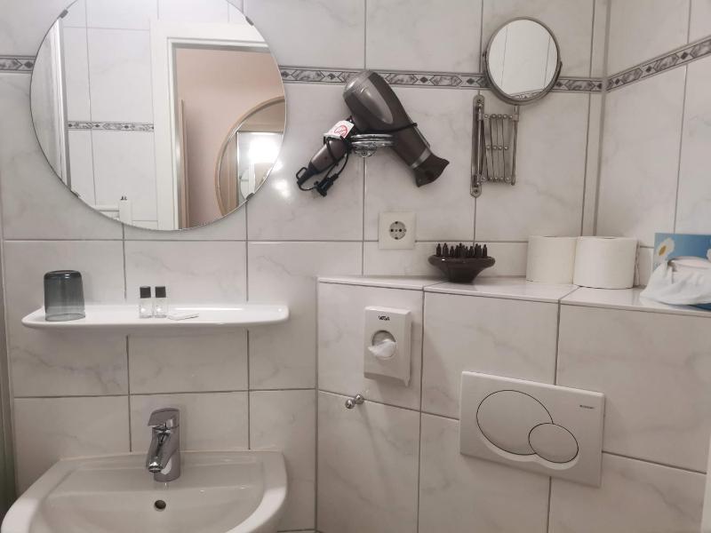 Small Single Room image 2