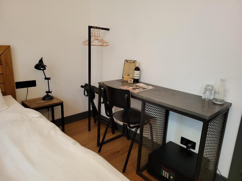 Deluxe Double or Twin Room with Bath image 3