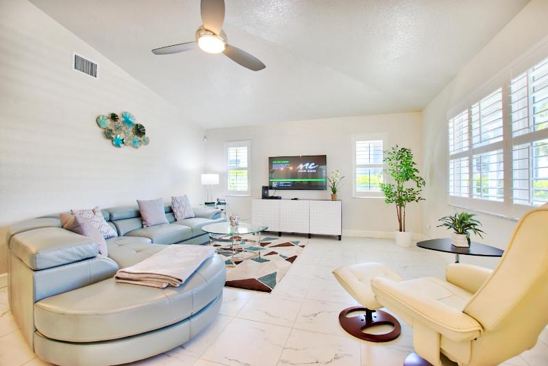 VILLA FOUR PALMS - 3 BEDS - 2 BATHS - 6 GUESTS - GULF ACCESS & POOL - INCL.10% OFF BOAT RENTAL - image 2