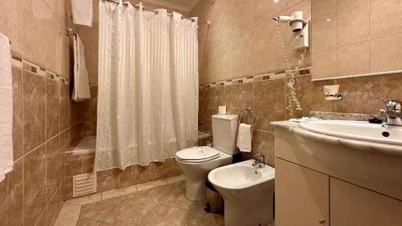 Standard Twin Room image 4