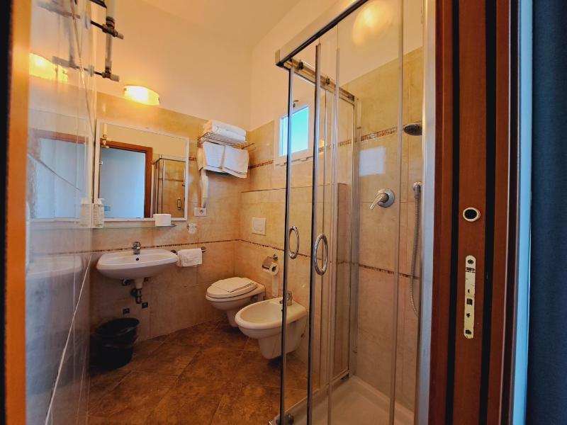 Single Room image 3