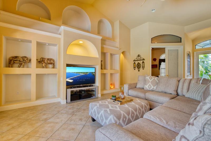 VILLA MIRACLE - 4 BEDS - 2 BATHS - 8 GUESTS - POOL/SPA - INCL. 10% OFF BOAT RENTAL - image 4