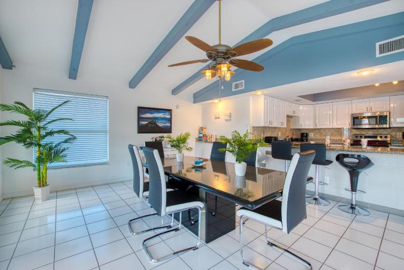 VILLA MIKADO - 3 BEDS - 3 BATHS - 6 GUESTS - GULF ACCESS & POOL/SPA - BOAT - image 44