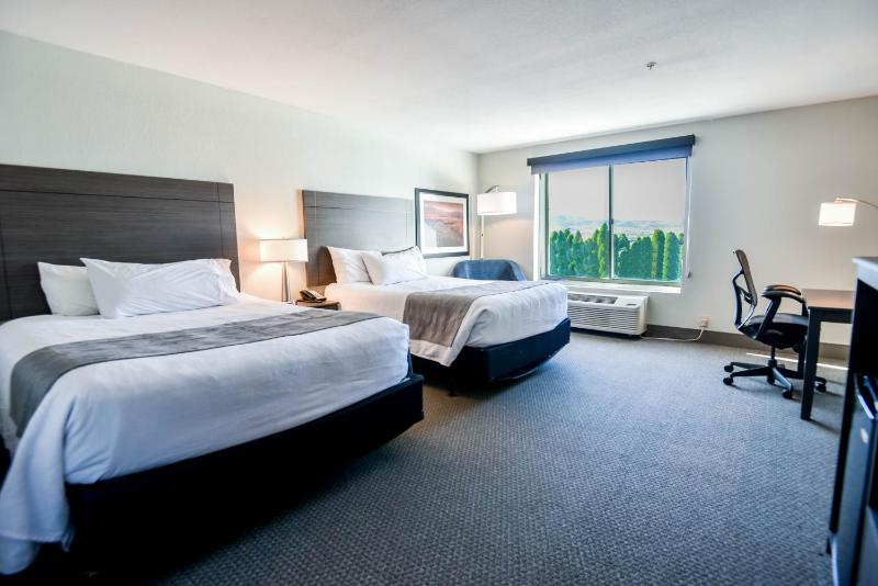 Superior Queen Room with Two Queen Beds image 3