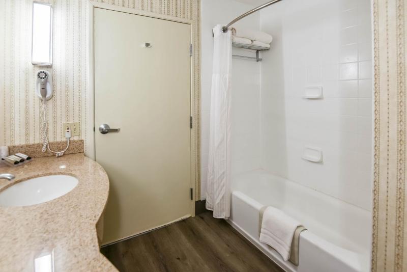 Superior Queen Room with Two Queen Beds image 4