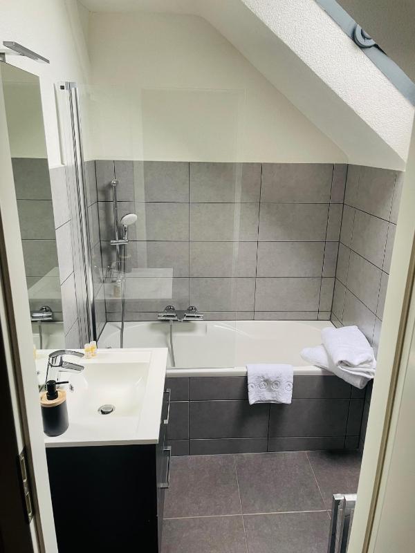 Deluxe Room (2 Adults + 1 Child) image 2