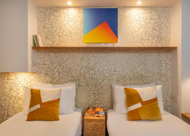 Twin Room image 3