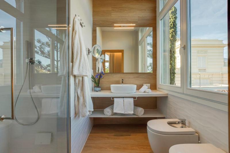 King Room with Spa Bath image 2