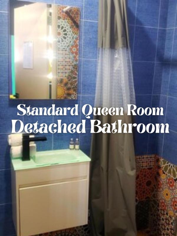 Deluxe Queen Room with External Bathroom image 2