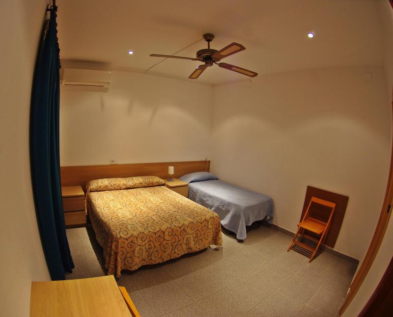 Economy Triple Room image 3