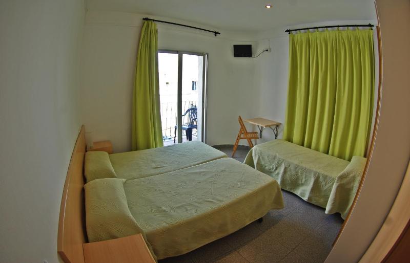 Triple Room with Balcony image 4