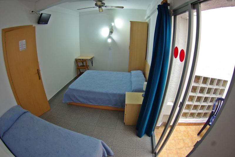 Economy Triple Room image 4