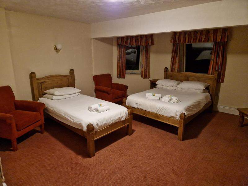 Standard Triple Room image 4